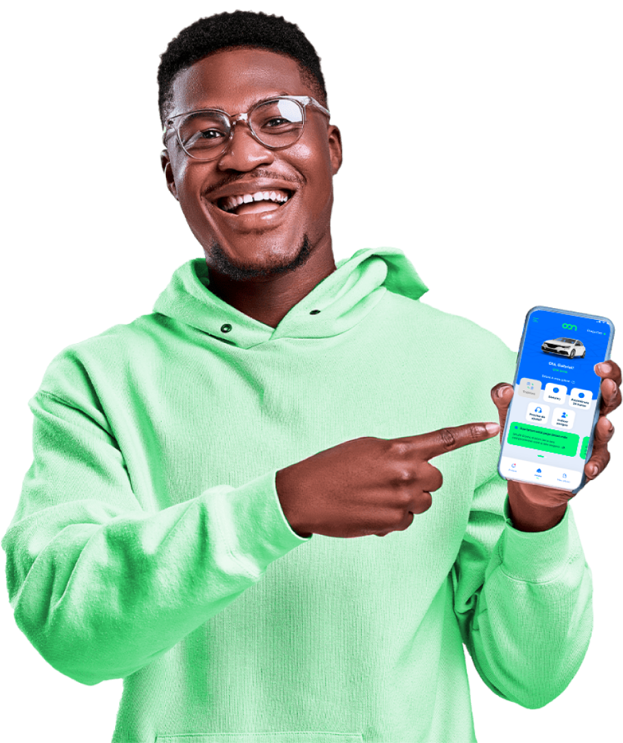 homem segurando celular mostrando o aplicativo da oon seguradora